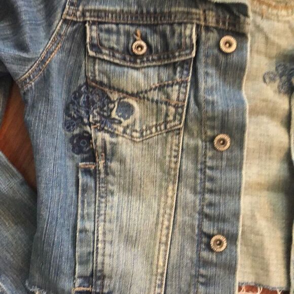 Aeropostale Embroidered distressed, jean jacket, cropped size S - Picture 5 of 6